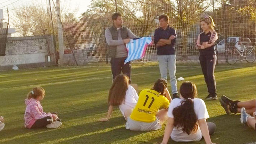 entrega de camisetas al equipo de fútbol femenino